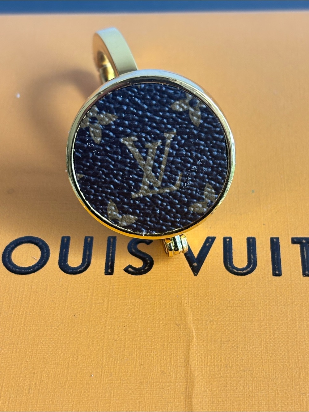 Louis Vuitton Glossy Purse Hanger, Bag Hook Holder, Gold Tone - Picture 2 of 4